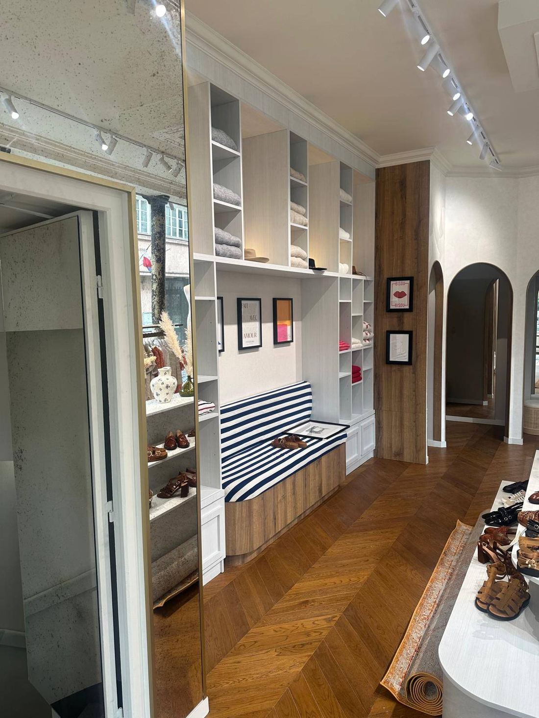 Boutique – étagères & banc